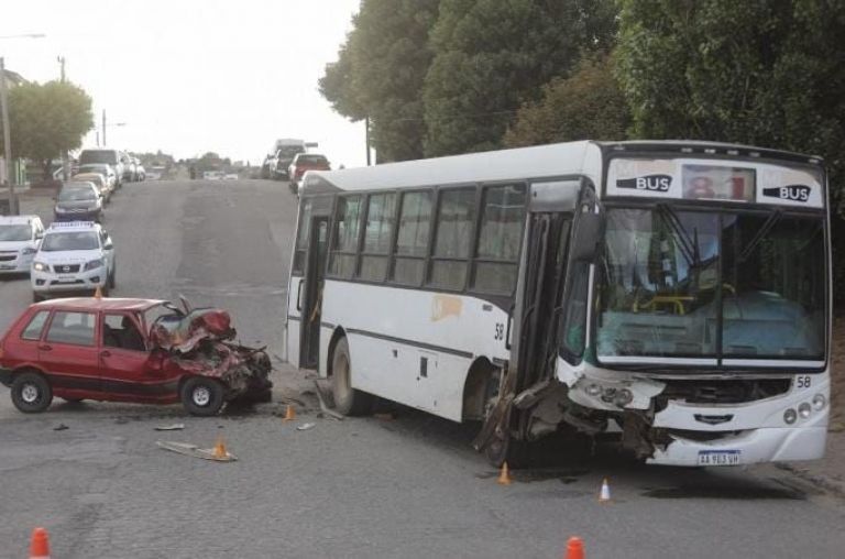 Violento Choque Entre Un Auto Y Un Colectivo En La Paz Y John OConnor