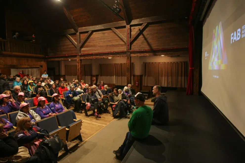 FAB: Comenzaron las proyecciones en Dina Huapi y El Bolsón