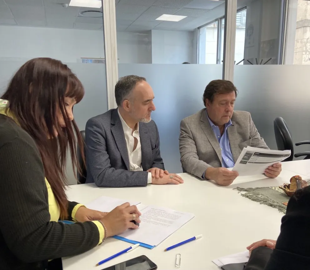 Confirman obras de agua y electricidad para más de 2800 familias de barrios populares 