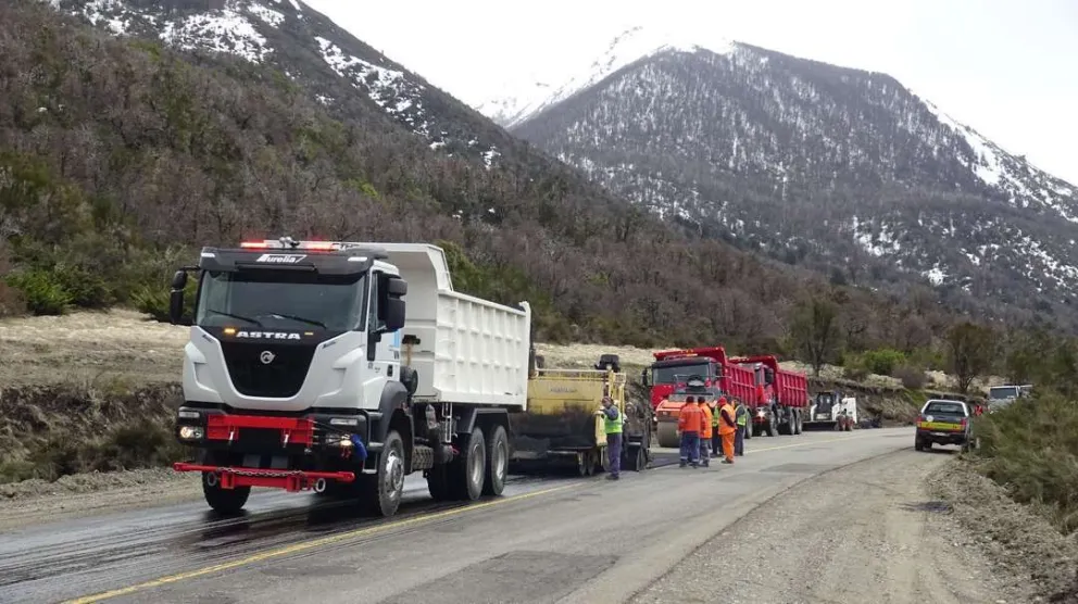 RN40: comenzaron las tareas de bacheo en caliente entre Bariloche y El Bolsón