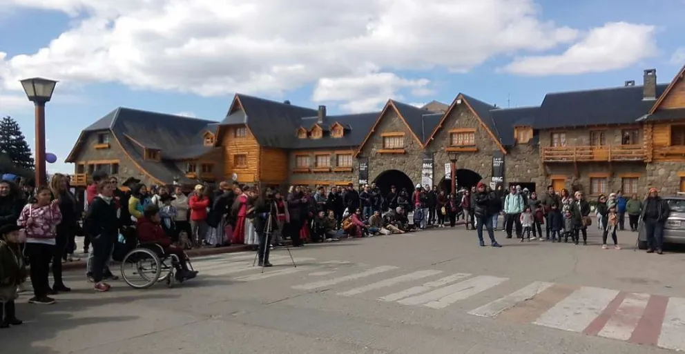 Un domingo de bastones verdes, lengua de señas, música y danza