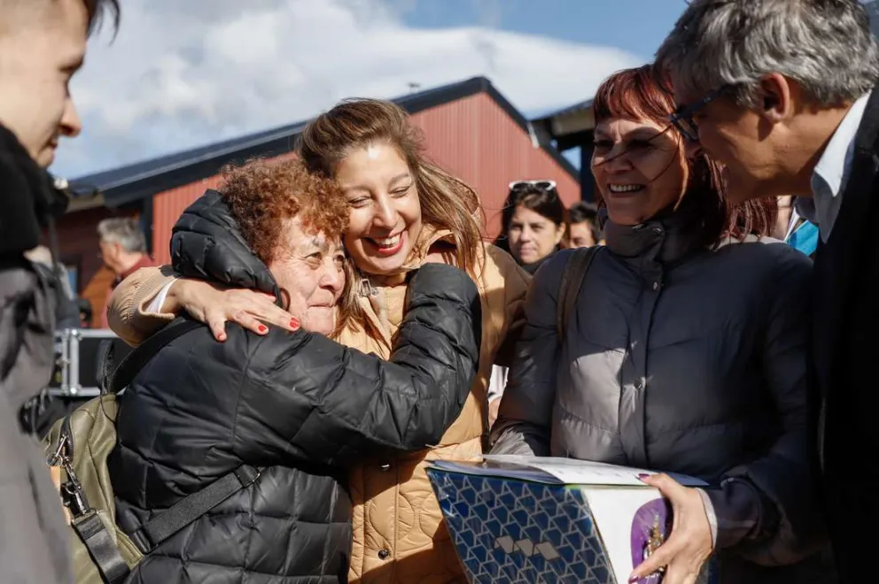 Carreras entregó 48 viviendas a docentes de Bariloche