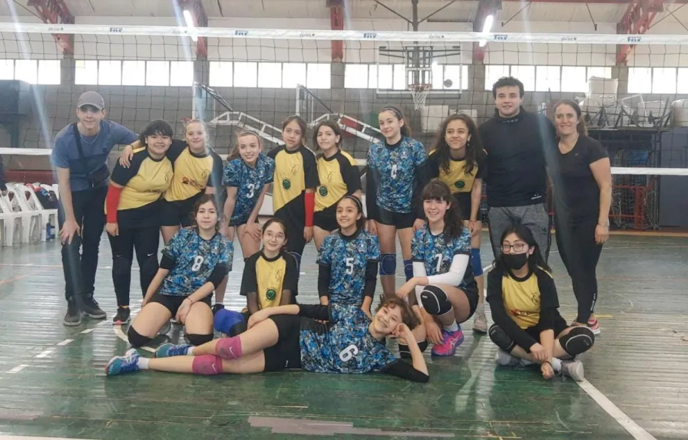 Se disputó un torneo de menores de vóley con más de treinta equipos 