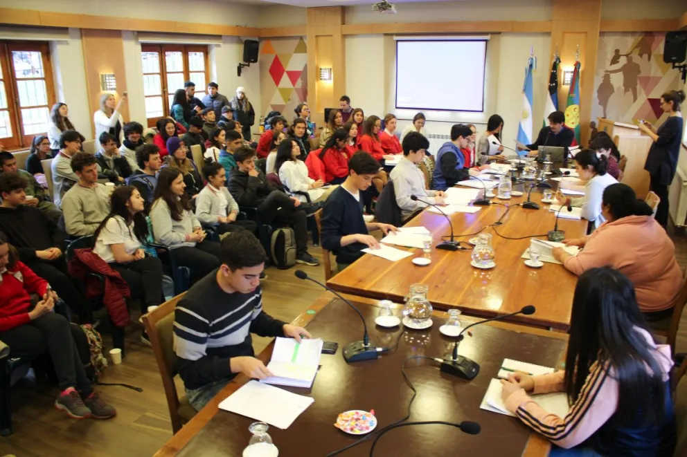 A sala llena, los “concejales por un día” debatieron sus proyectos