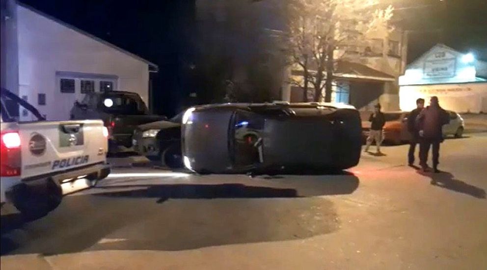 Calle Namuncurá: Perdió el control, chocó, volcó y huyó