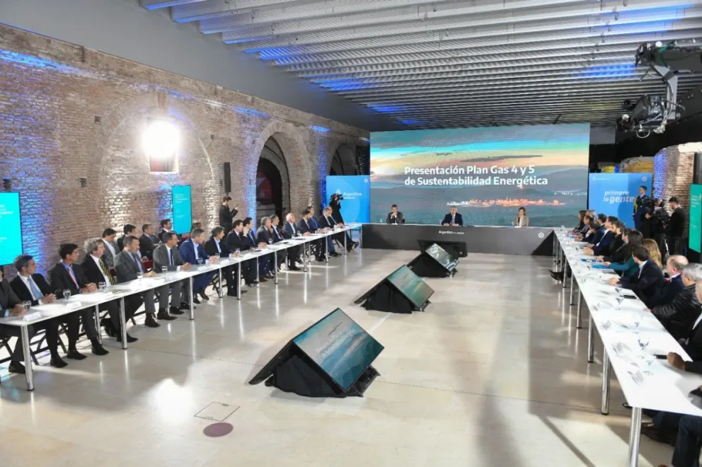 La Gobernadora Carreras participó de la presentación del Plan Gas 4 y 5