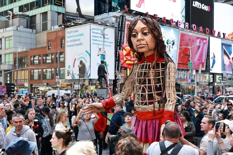 Amal, la marioneta siria que ya recorrió tres continentes con su mensaje de paz