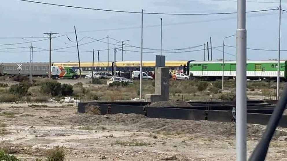 Viedma: un auto chocó contra una formación del Tren Patagónico