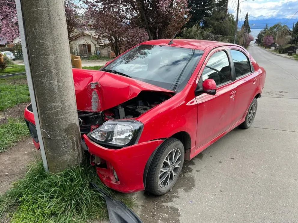 Un auto chocó contra un poste y casi ingresó a un domicilio en Boock y Copahue