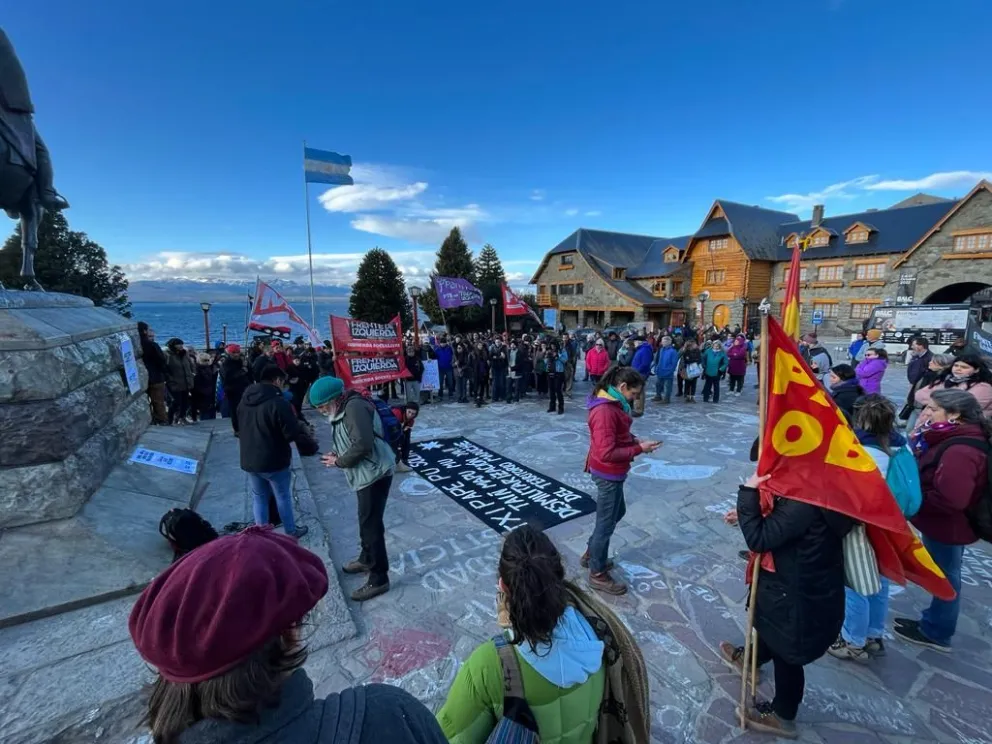 Protestaron en el Centro Cívico contra el accionar de las fuerzas federales en Mascardi