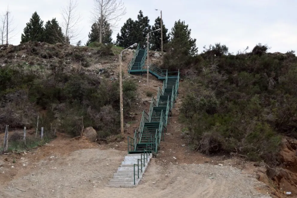 Terminaron la escalera que une El Frutillar y las 400 Viviendas