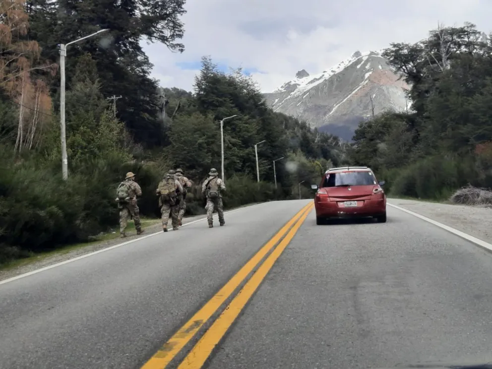 Demoras y filas: Vehículos circulan con "escolta" en la zona de Villa Mascardi