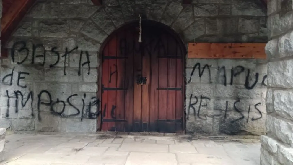 Vandalizaron una capilla y una parroquia de Villa La Angostura: Aparecieron pintadas