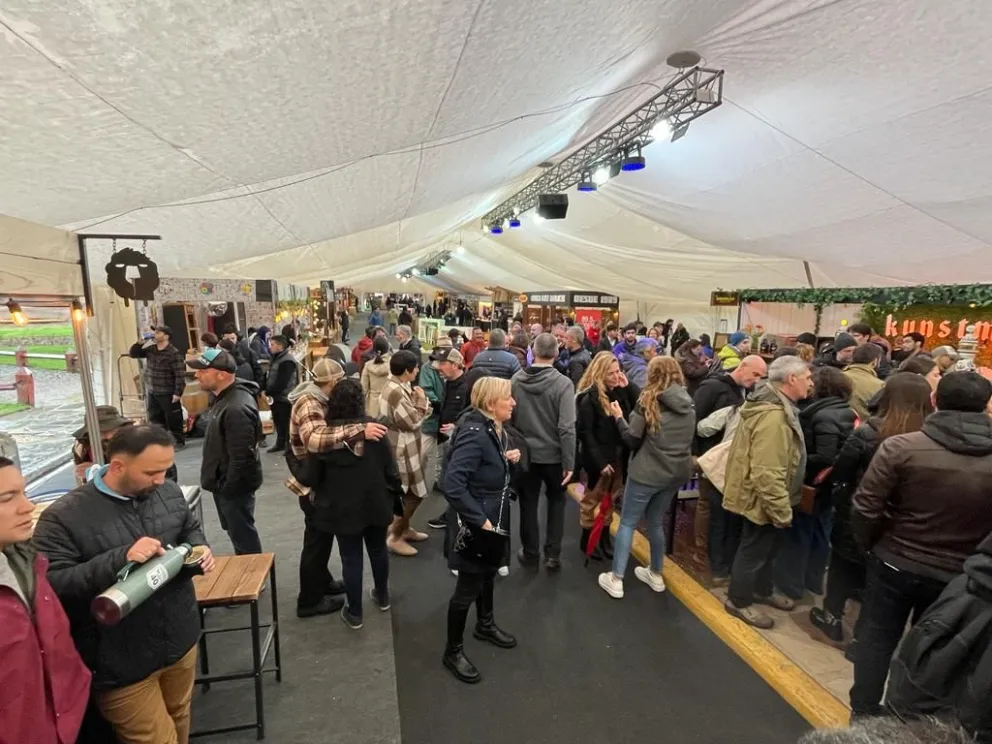 Abrió la feria de Bariloche a la Carta en el Centro Cívico