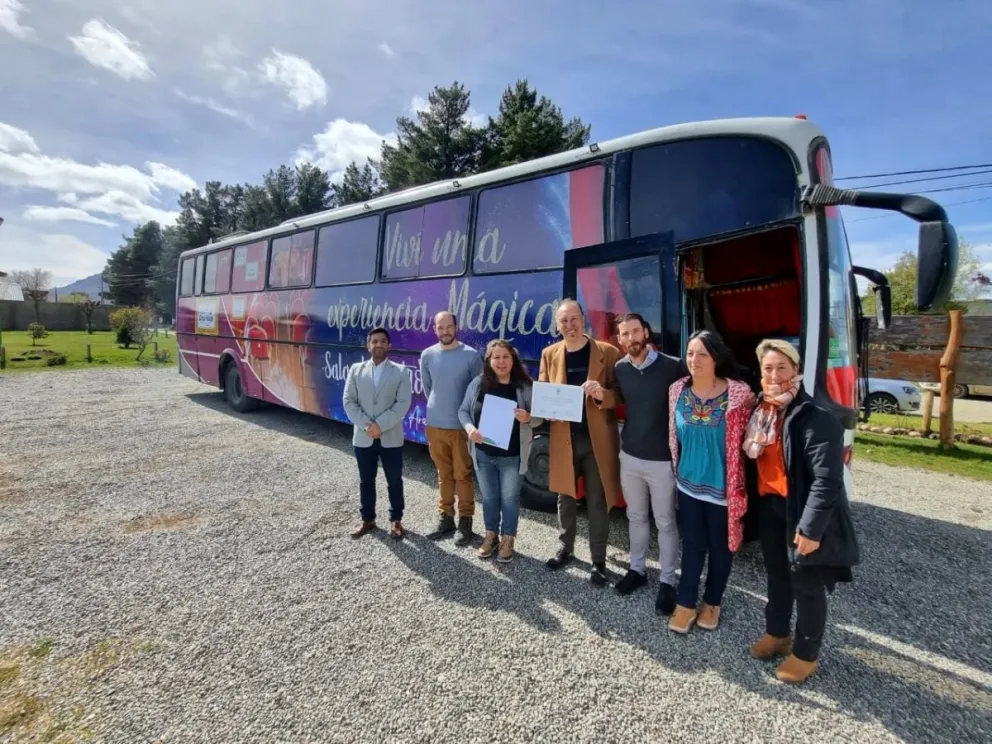El mago Tony presentó su sala de teatro móvil y recibió una distinción de la Legislatura