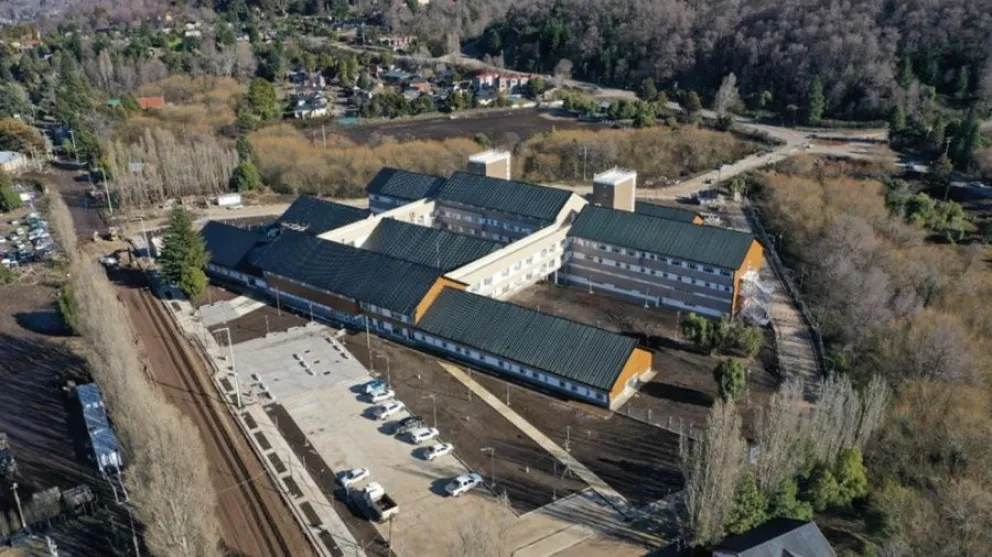 Fernández inaugura un hospital y entrega ambulancias en San Martín de los Andes