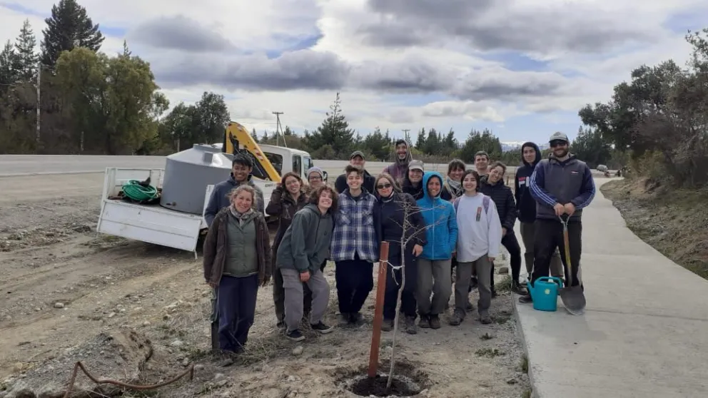 UNRN: La Tecnicatura en Viveros donó y plantó 50 árboles en la ruta 82