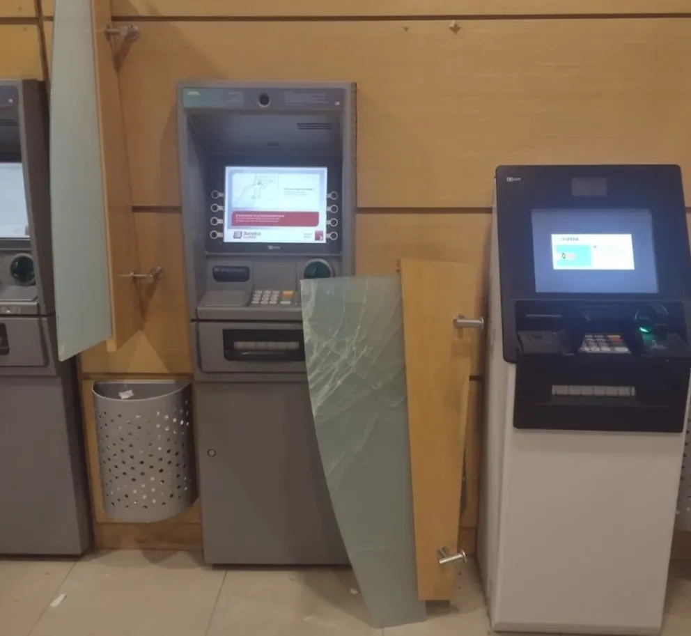Tuvo un ataque de ira y provocó daños en la zona de los cajeros de un banco de Gallardo