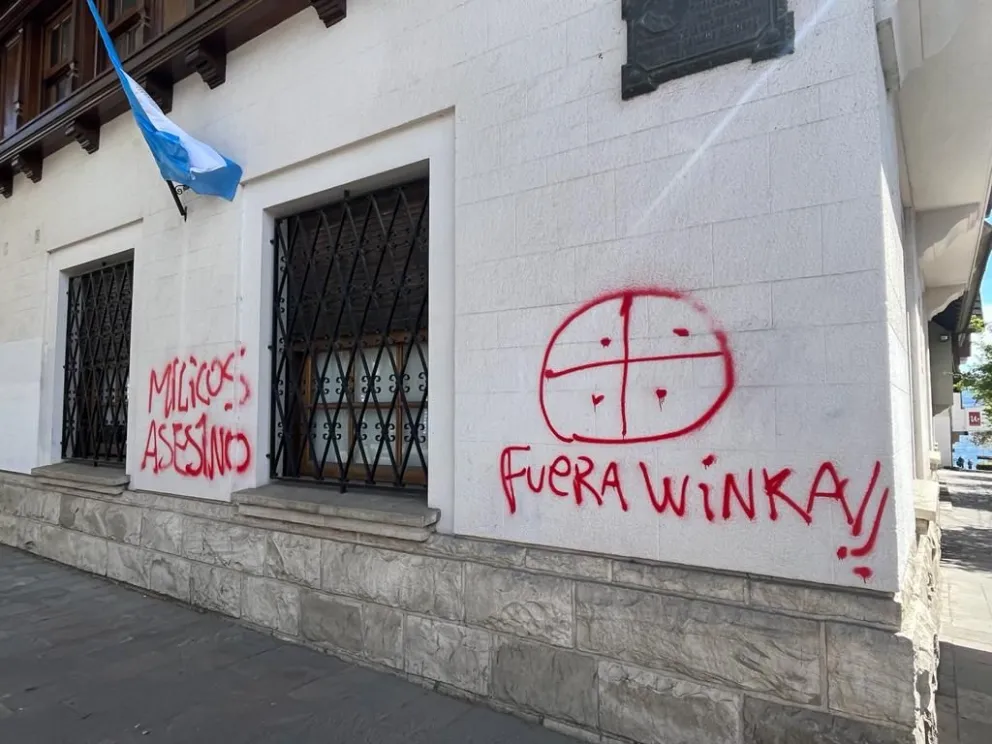 Vandalizaron edificios durante la marcha por la mujeres mapuches detenidas en Mascardi