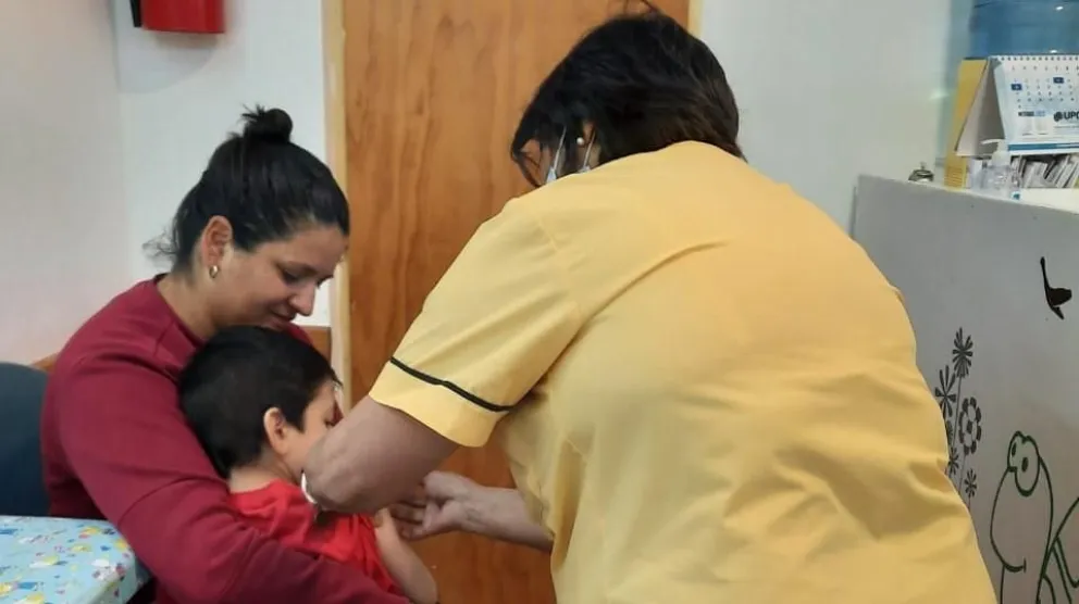 Convocan a familias a vacunar a menores contra sarampión, rubeola y polio