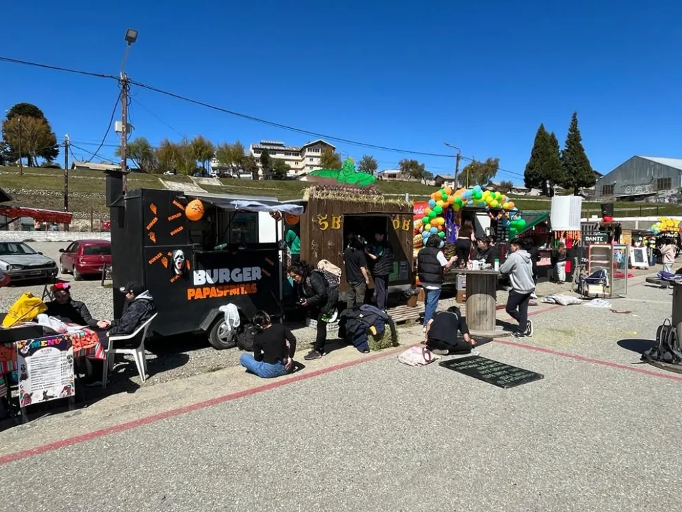 Comenzó el armado de los stands para la Semana de la Juventud 2022