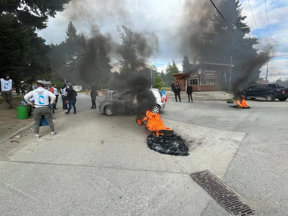Trabajadores realizaron un reclamo con quema de cubiertas en el ingreso al Centro Atómico