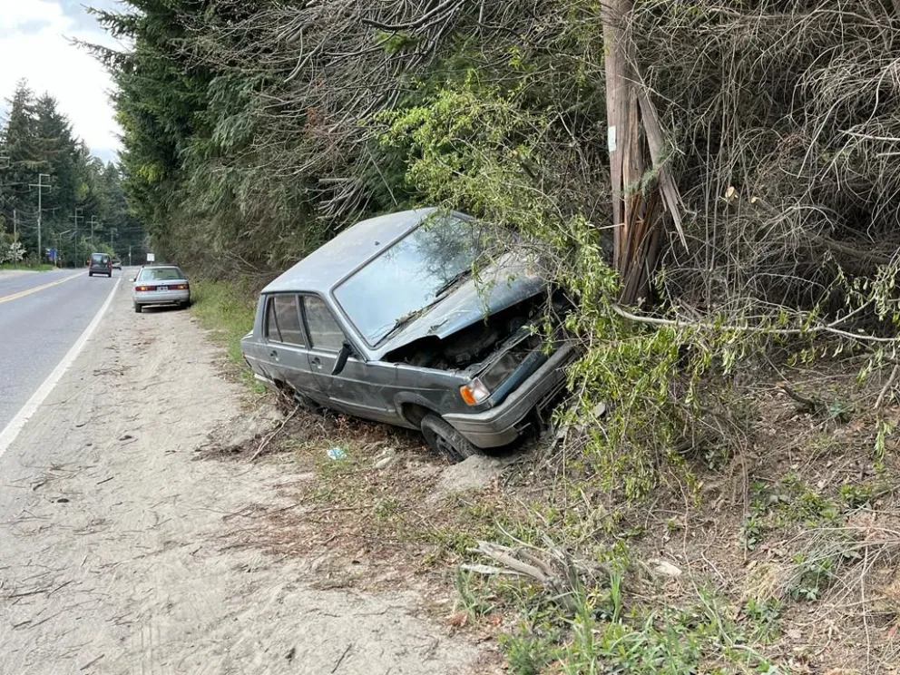 Un auto permanece chocado contra un poste en Pioneros