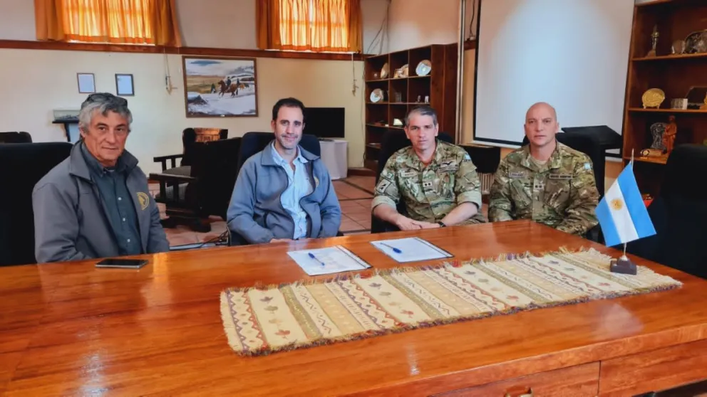 Firmaron convenio de cooperación entre la Escuela Militar de Montaña y Parques Nacionales 