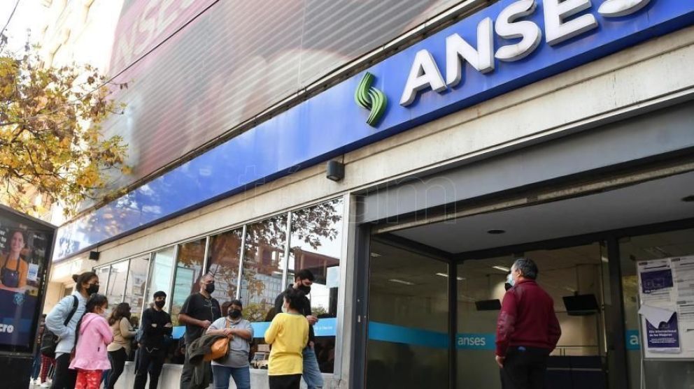 Decretan un refuerzo alimentario de 45.000 pesos para adultos sin ingresos