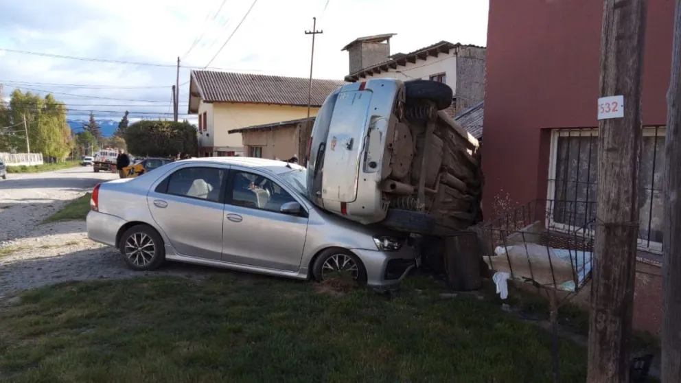 Perdió el control con su auto, chocó contra otro y rompió el frente de una vivienda
