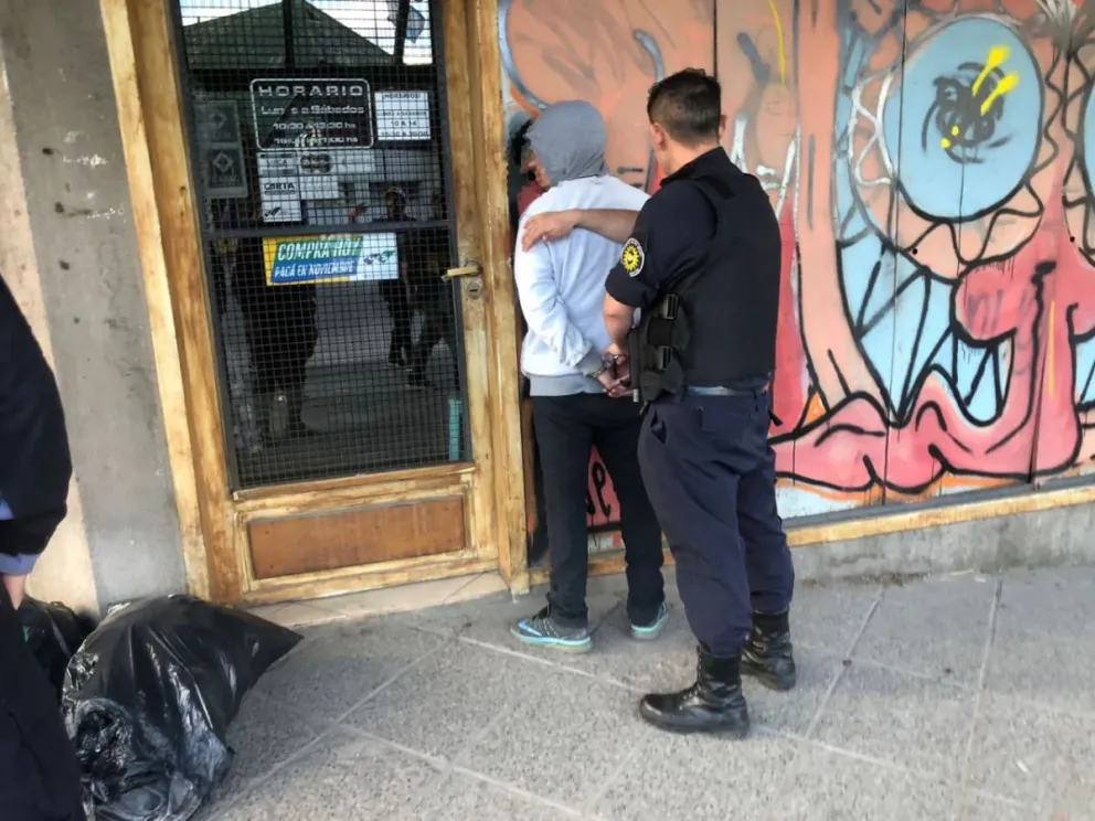 Reventó el blindex de un local durante los festejos, se apoderó de ropa y lo atraparon