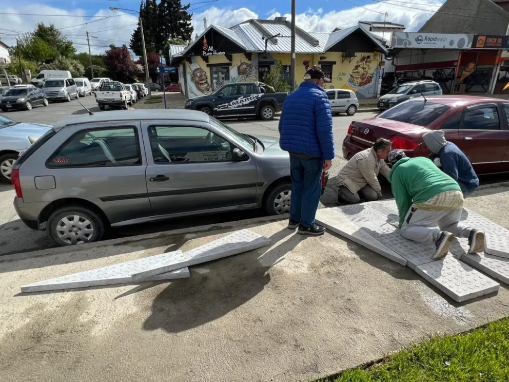 Instalan bajadas de accesibilidad universal en la vía pública