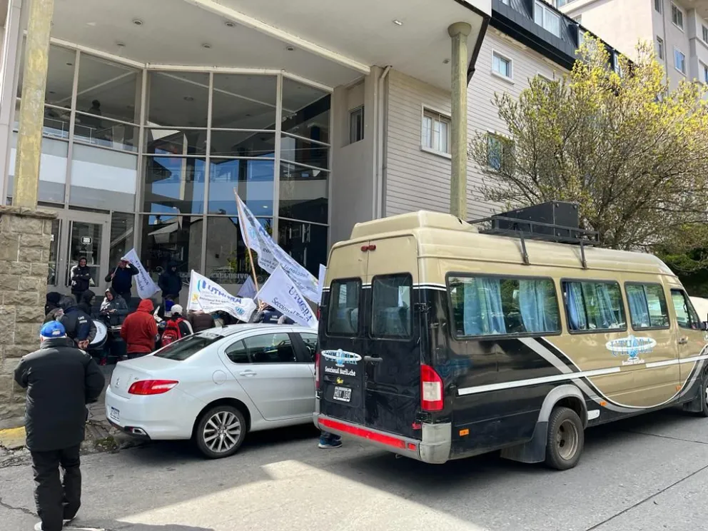 "Ruidosa" protesta de UTHGRA en un hotel de calle Villegas