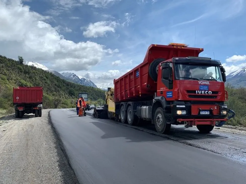Ruta 40: avanzan las tareas de bacheo en caliente entre Bariloche y El Bolsón