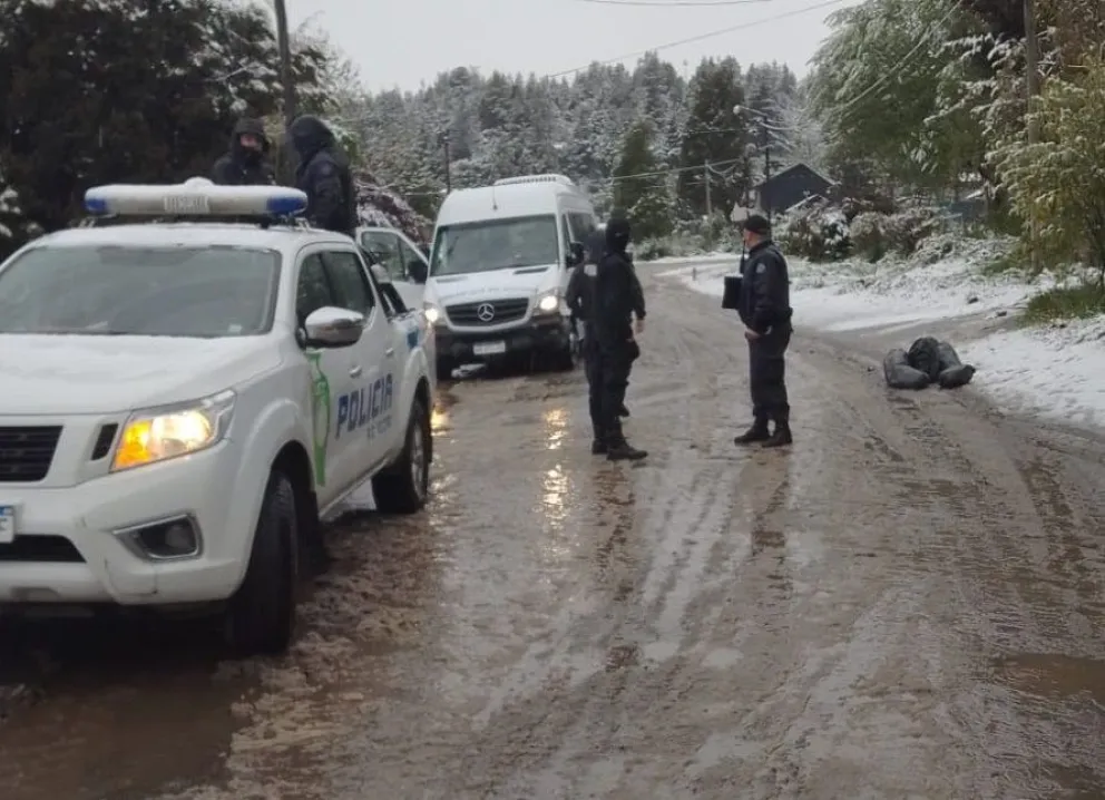 Allanaron ocho viviendas en Bariloche por el atentado a las máquinas en Villa la Angostura
