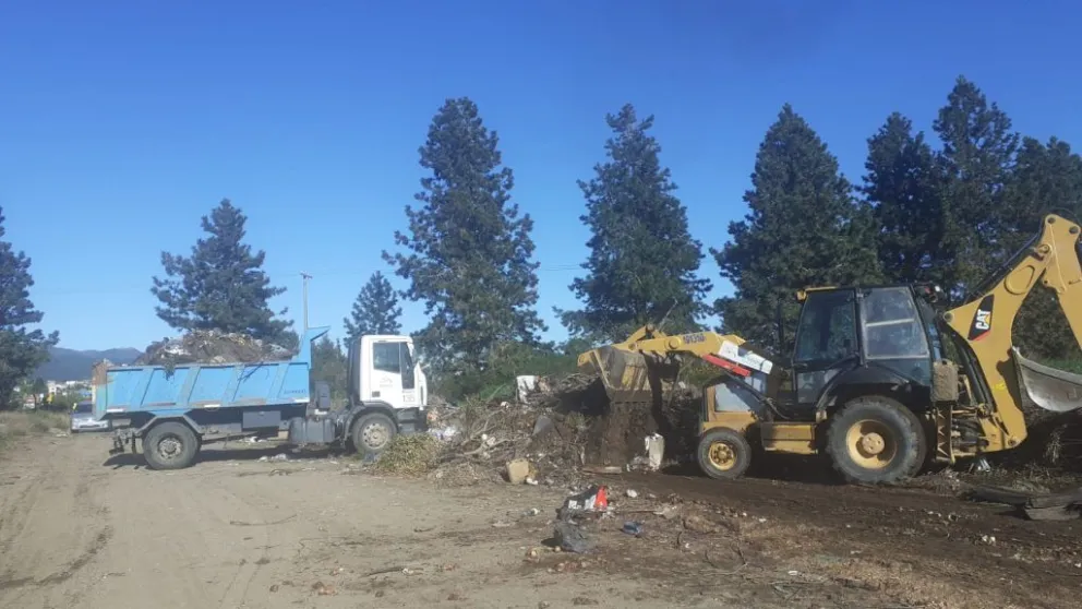 Avanzan en la limpieza de un predio junto a calle Esandi