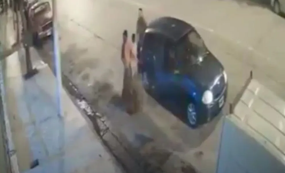 Repudiable: le dio una trompada a una mujer con un bebé en brazos