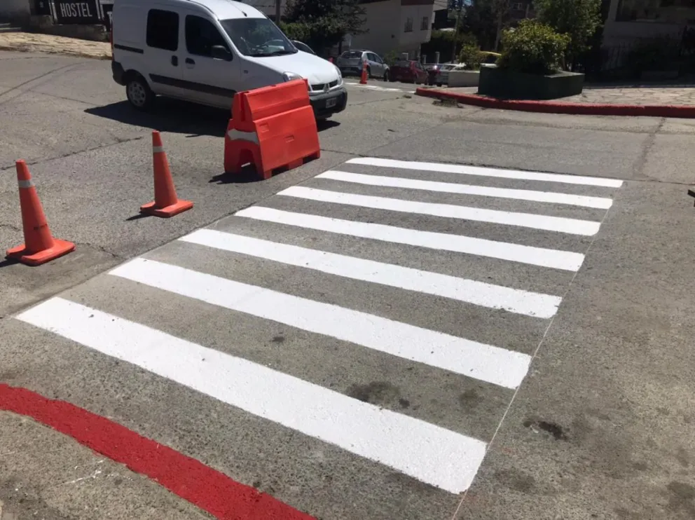 Continúan pintando sendas peatonales, cordones rojos y amarillos