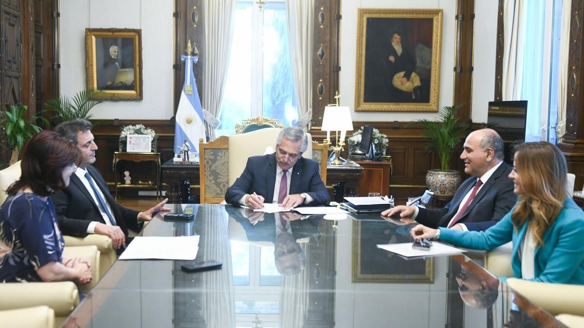 Fernández firmó un decreto para vincular planes sociales con empleo genuino