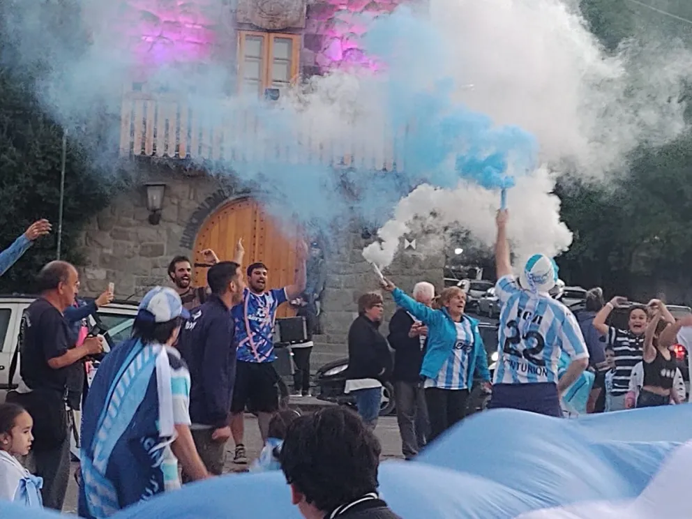 Hinchas de Racing festejaron en Bariloche el Trofeo de Campeones
