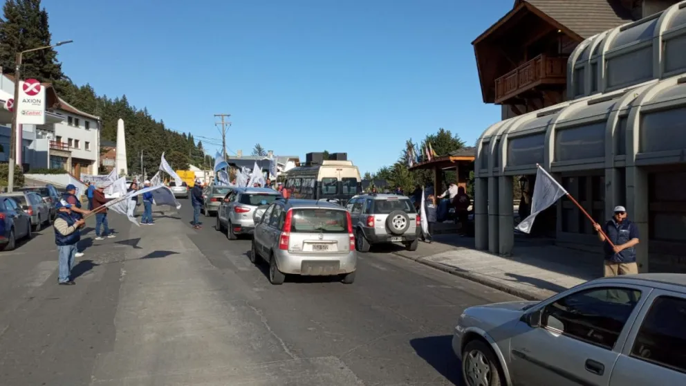 Salarios equiparados: Gastronómicos protestan en el kilómetro 1 de Bustillo