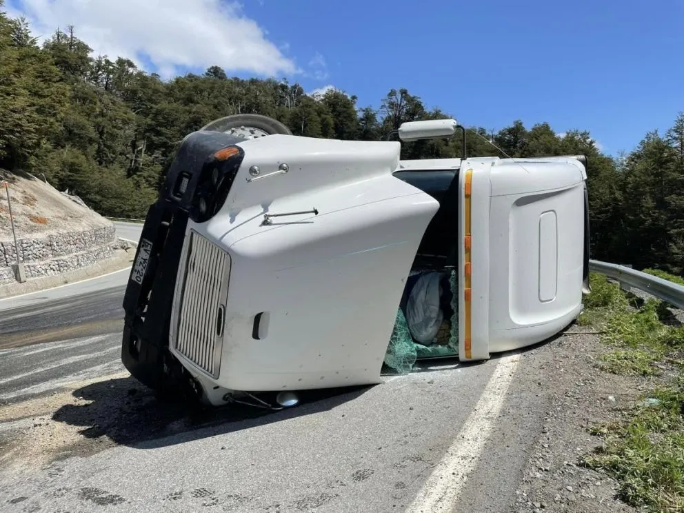Un camión chileno volcó y derramó combustible cerca del Paso Samoré