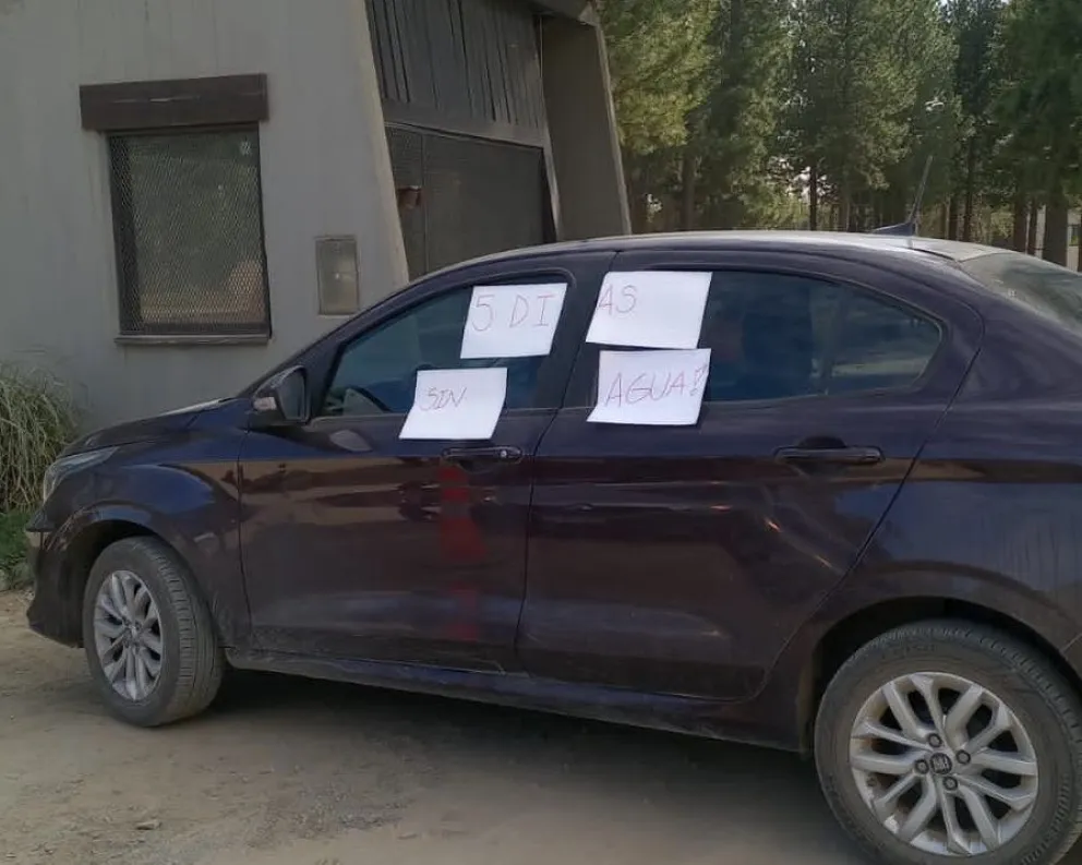 Cinco días sin agua: Vecinos de Dos Valles reclaman en el ingreso al barrio