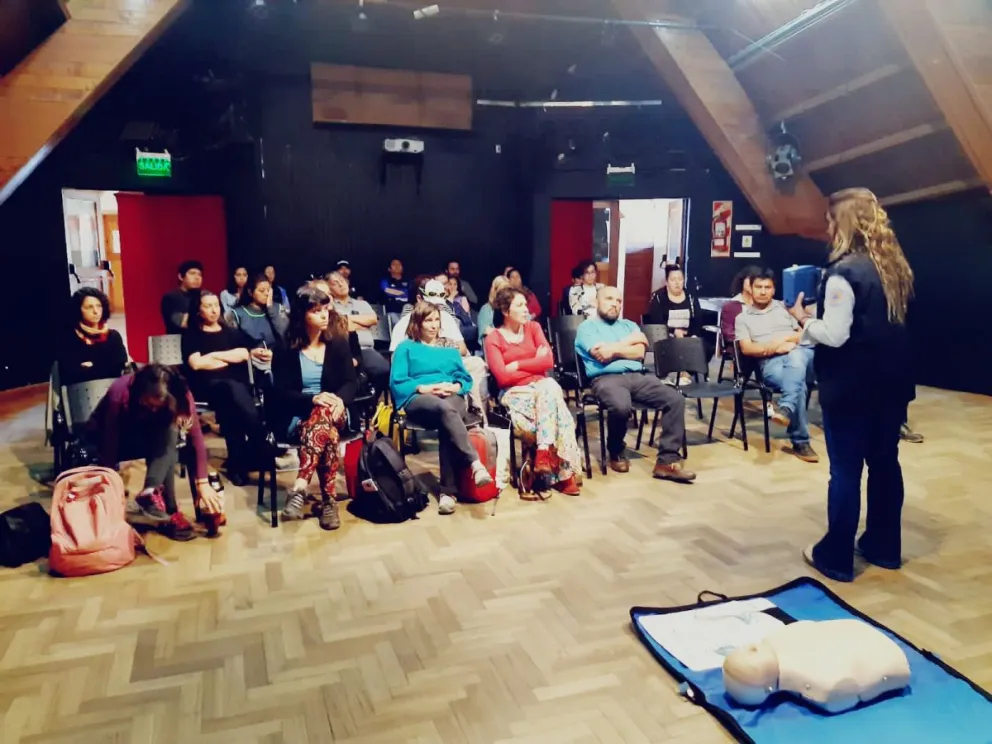 Capacitaron en Primeros Auxilios, RCP y DEA al personal de la Escuela La Llave