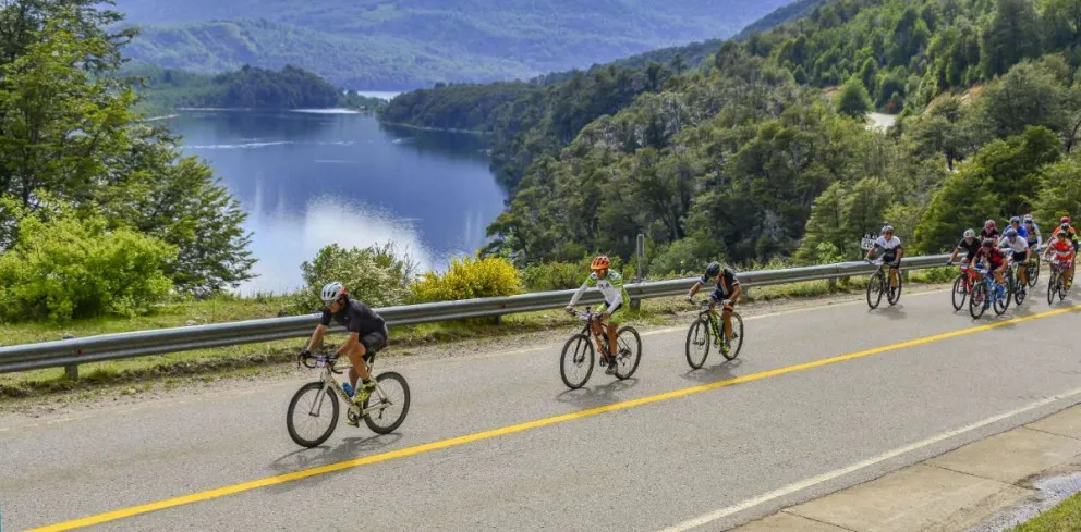 Interrumpen el tránsito en la Ruta de los 7 Lagos por evento deportivo