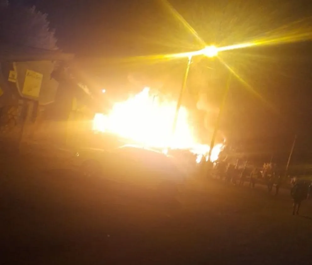 Un incendio de grandes proporciones destruyó cuatro casas en Virgen Misionera