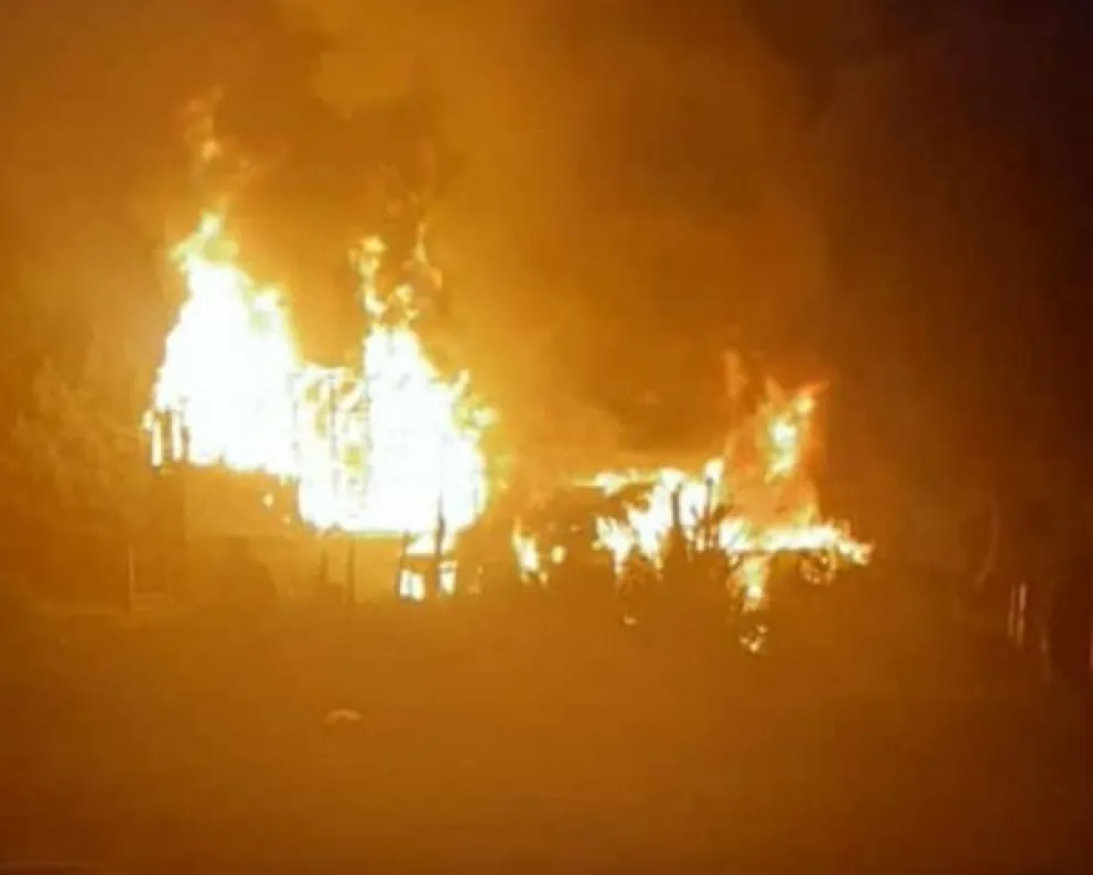 Un Incendio de grandes dimensiones en el barrio La Cumbre dejó a dos bomberos heridos