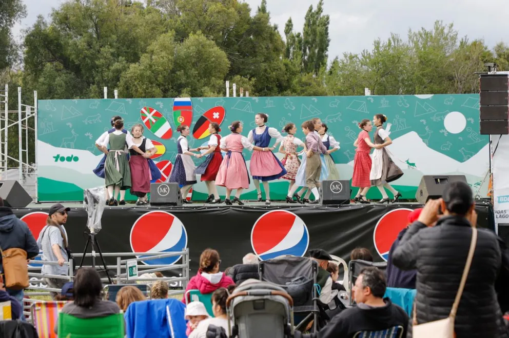 Gran convocatoria en la primera jornada de la 41 Fiesta de las Colectividades