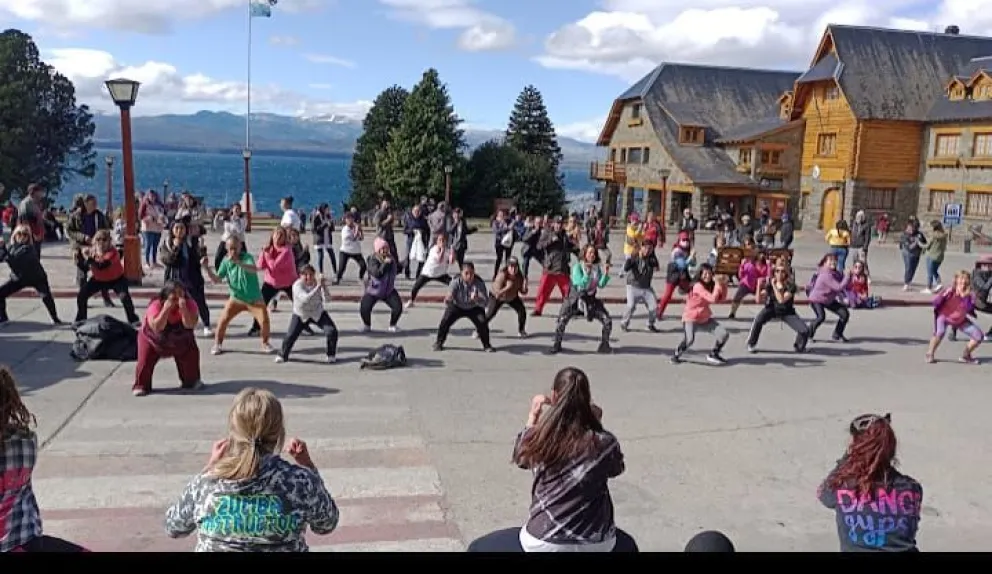 El Centro Cívico vibró al ritmo de la zumba