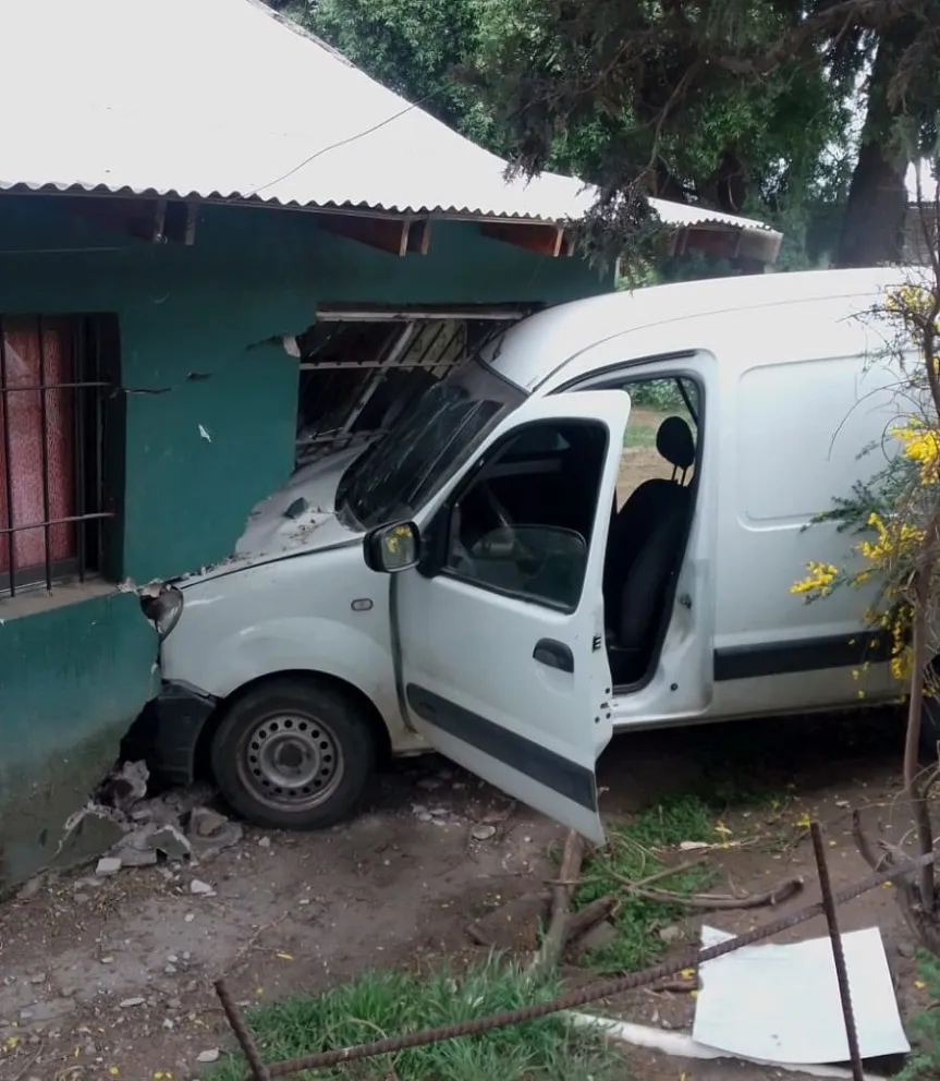 Virgen Misionera: Una camioneta ingresó a un patio y chocó contra una vivienda